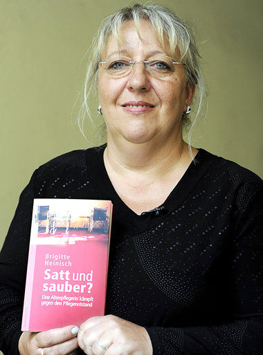Brigitte Heinisch mit ihrem Buch &raquo;Satt und sauber?&laquo;