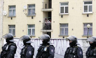 Nur mit einem starken Aufgebot konnte die tschechische Polizei a... Nur mit einem starken Aufgebot konnte die tschechische Polizei a...