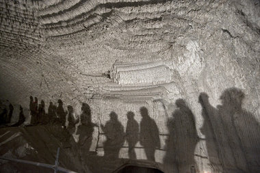 Die Schatten einer Besuchergruppe in der Asse, Januar 2012