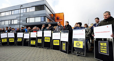 Mitarbeiter der Firma First Solar protestieren im Februar gegen ... Mitarbeiter der Firma First Solar protestieren im Februar gegen ...