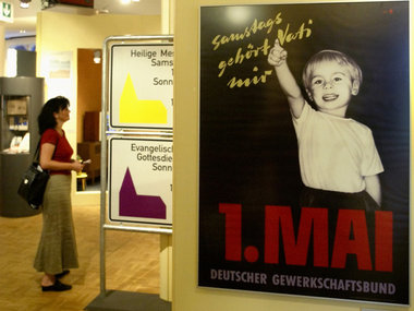 L&auml;ngst Geschichte: Plakat des DGB zum 1. Mai 1956. Ausstell...