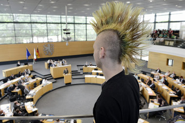 Wachsames Auge der Zivilgesellschaft: Ein junger Mann auf der Be...