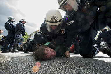 Polizei schafft Platz f&uuml;r Faschisten, Hamburg am 2. Juni 20...