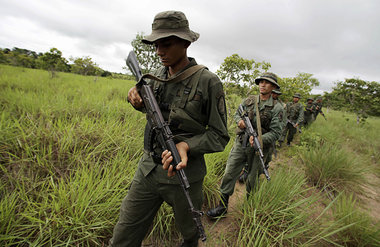 Patrouille der venezolanischen Armee an der Grenze zu Kolumbien
