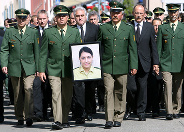 Kollegen der ermordeten Mich&eacute;le Kiesewetter beim Trauerzu...