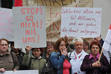 Mitarbeiterinnen des Schlecker-Konzerns am Dienstag in Ulm
