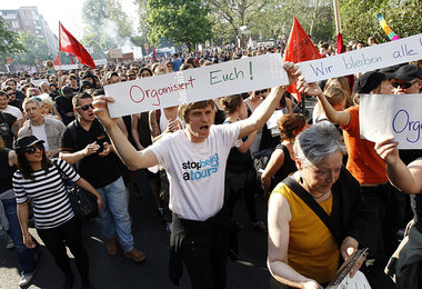Gewaltfrei demonstrierende Linksextremisten am 1. Mai 2012 in Be...