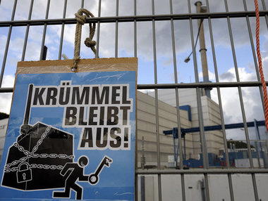 Protestaktion vor AKW Kr&uuml;mmel, als der Meiler 2009 nach Unf...