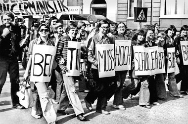 Hamburg 1977: Studenten demonstrieren gegen das Berufsverbot für... Hamburg 1977: Studenten demonstrieren gegen das Berufsverbot für...