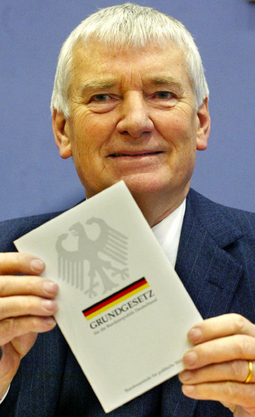 Bei Schily gilt das Grundgesetz – sofern er nicht einem US-Botsc...