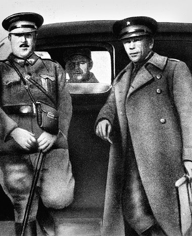 Mate Zalka (links) wenige Tage vor seinem Tod am 11. Juni 1937. ...