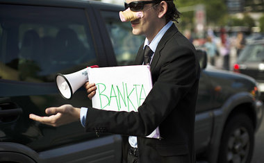 Ruinierte Finanzen, mieser Ruf: Protestaktion vor Bankia-Filiale... Ruinierte Finanzen, mieser Ruf: Protestaktion vor Bankia-Filiale...
