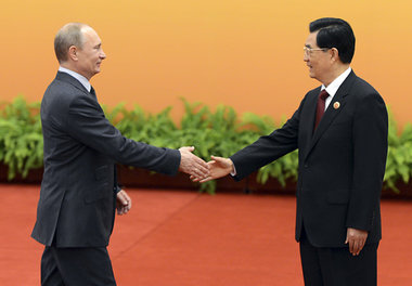 Hu Jintao begr&uuml;&szlig;t Putin zum Gipfel der Shanghaier Org...