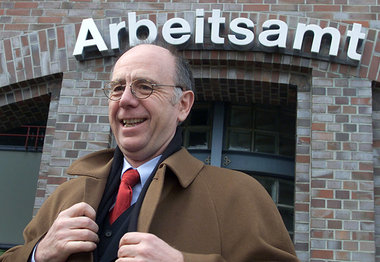 Erst Bundesminister gegen Arbeitslose und für Rentenkürzung, dan...
