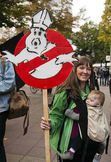 Protest gegen den Papst-Besuch in Berlin im September 2009
