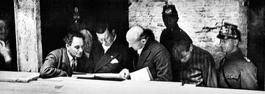 V.l.n.r.: Dimitroff, Verteidiger Dr. Sack, Dr. Teichert und van ... V.l.n.r.: Dimitroff, Verteidiger Dr. Sack, Dr. Teichert und van ...