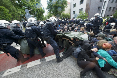 Polizisten räumen am 2. Juni in Hamburg eine von zahlreiche... Polizisten räumen am 2. Juni in Hamburg eine von zahlreiche...
