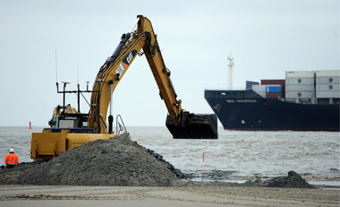 Bagger bei Altenbruch nahe Cuxhaven an der Elbe (April 2012) Bagger bei Altenbruch nahe Cuxhaven an der Elbe (April 2012)