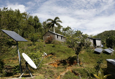 Solarpanels in der Sierra Maestra. Kubas Regierung bem&uuml;ht s...