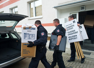 Opfermythos auf Schildern: Polizeibeamte beschlagnahmen am Diens... Opfermythos auf Schildern: Polizeibeamte beschlagnahmen am Diens...