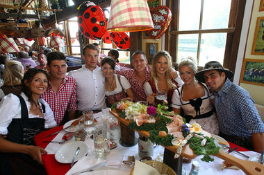 Bayern-Stars auf dem Oktoberfest in Begleitung ihrer weiblichen ...