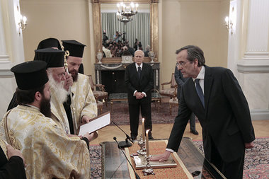 B&uuml;ckling vor Pfaffen: Antonis Samaras (rechts) am Mittwoch ...