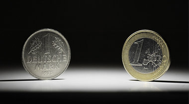 Vom Euro zur&uuml;ck zur D-Mark? Politisch bislang undenkbar, fa...