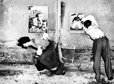 1950 an einem unbekannten Ort: Jugendliche beim Plakatekleben fü...