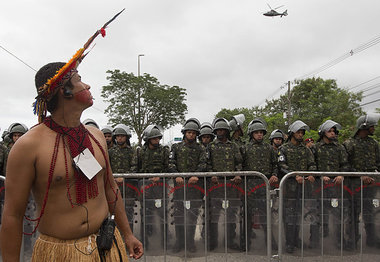 Begegnung: Delegierter brasilianischer Ureinwohner im Polizeispa...