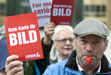 Demonstration von Bild-Gegnern, am Freitag vor dem Axel-Springer...
