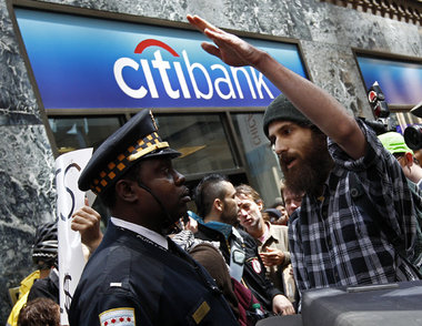 Chicago am 16. Mai: Polizei hindert Demonstranten daran, sich w&... Chicago am 16. Mai: Polizei hindert Demonstranten daran, sich w&...