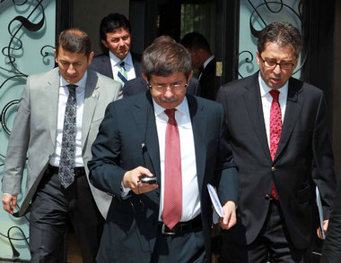 Der türkische Außenminister Ahmet Davutoglu (Mitte) m... Der türkische Außenminister Ahmet Davutoglu (Mitte) m...