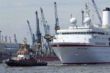 MS &raquo;Deutschland&laquo; im Hamburger Hafen