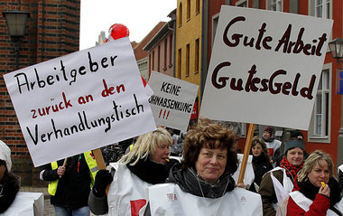 Demonstration von Klinikbesch&auml;ftigten gegen Dumpingl&ouml;h...