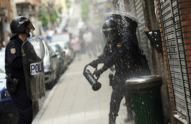 Oviedo in Spanien am 27. Juni: Polizisten versuchen, eine Wohnun...
