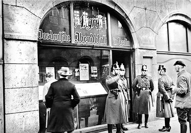 Polizisten vor einem Schaufenster des Angriff in Berlin (1932)