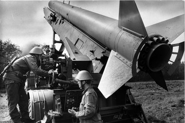 &raquo;Raketensoldaten&laquo; der Einheit Heller bei einer takti...