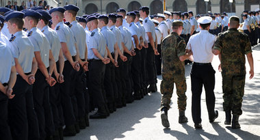 Soldaten der Bundeswehr f&uuml;hren einen schw&auml;chelnden Off...