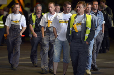 Bochum: Opel-Arbeiter verlassen das Werk nach einer Betriebsvers...