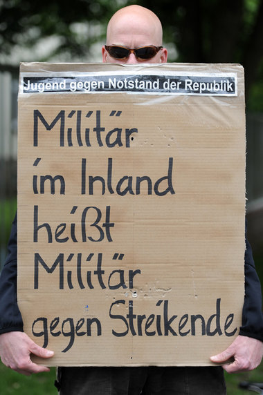 Ein Demonstrant protestiert in Bremen gegen die Aufstellung der ...