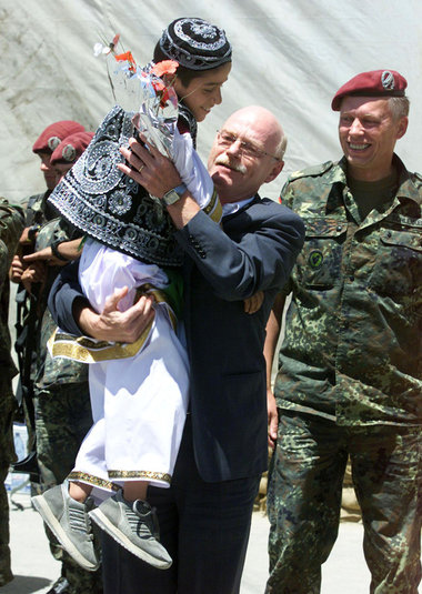 Exverteidigungsminister Peter Struck (SPD) posiert in Afghanista...