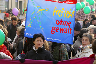 Demonstration von Terres des Femmes durch die Berliner Stadtteil... Demonstration von Terres des Femmes durch die Berliner Stadtteil...