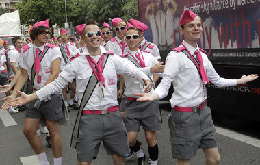 Karneval im Juli: Teilnehmer des »Christopher Street Day« 2011 i...