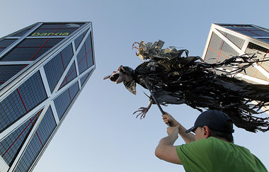 Madrid, 16. Juni: Ein Demonstrant mit einer Gespensterpuppe, die...