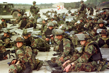 US-Soldaten pausieren in Tuzla US-Soldaten pausieren in Tuzla