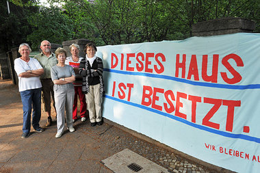 Tags&uuml;ber halten mehrere Dutzend Senioren die Stellung. Der ...