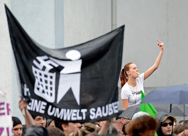 Tausende gegen Nazis: Lautstarker Protest gegen die zehnte Aufla...