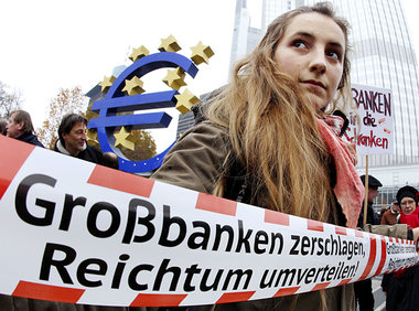 Das Grundproblem spricht sich herum. Menschkette um die Bankent&... Das Grundproblem spricht sich herum. Menschkette um die Bankent&...
