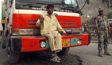 Ein Truck mit NATO-Nachschub an der Grenze zwischen Pakistan und...