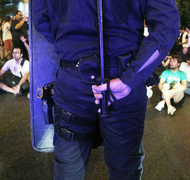 Unter Aufsicht: Polizist in Madrid observiert Protestaktion gege...
